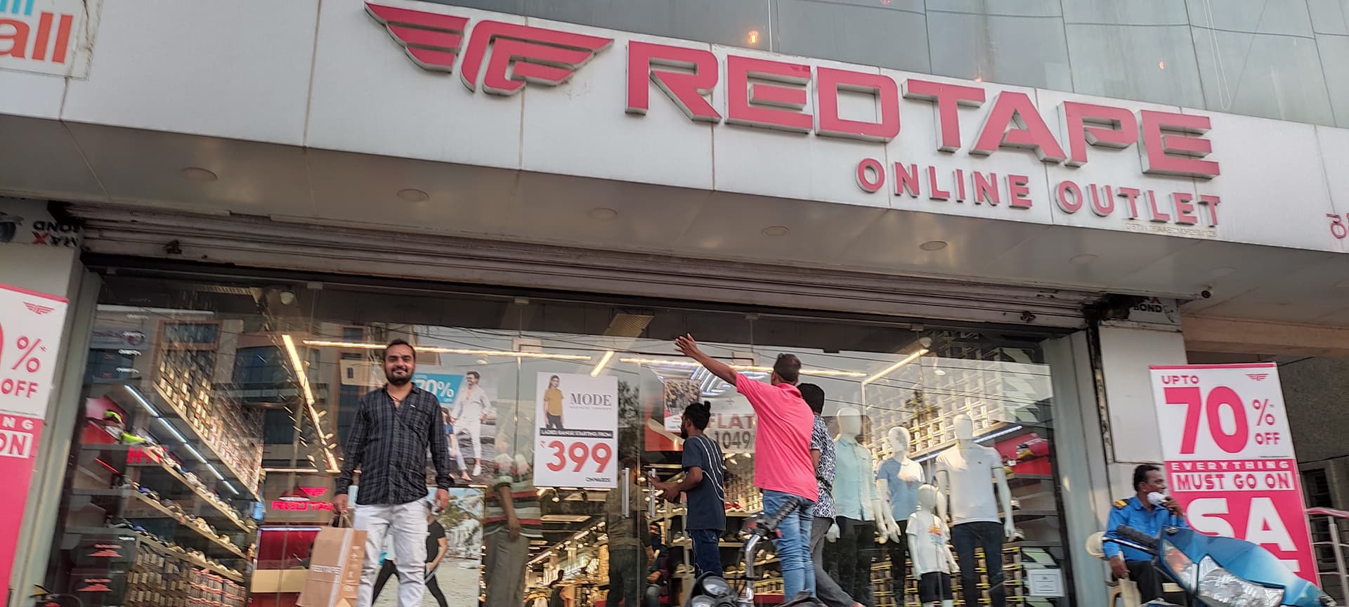 red tape showroom in kamla nagar
